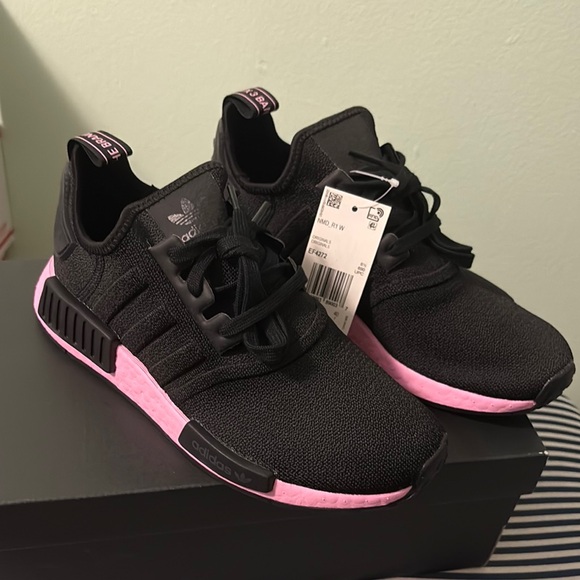 Adidas NMD R1 core black true pink